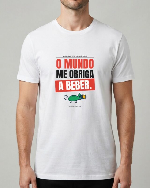 Camiseta O Mundo Me Obriga a Beber Manifesto Boteco Camaleão Unissex 100% Algodão, vestida em modelo masculino