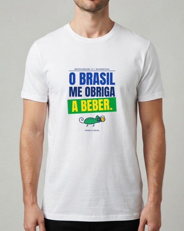 Camiseta O Brasil Me Obriga a Beber Manifesto Boteco Verde e Amarelo Camaleão Unissex 100% Algodão, vestida em modelo masculino