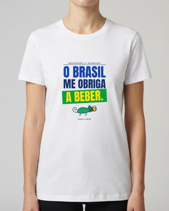 Camiseta O Brasil Me Obriga a Beber Manifesto Boteco Verde e Amarelo Camaleão Unissex 100% Algodão, vestida em modelo feminina