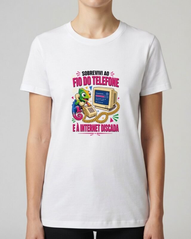 Camiseta Sobrevivi ao Fio do Telefone Camaleão Nostalgia Unissex 100% Algodão, vestida em modelo feminina