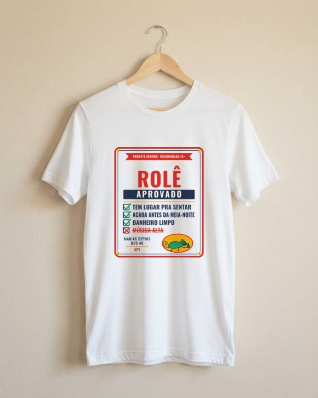 Camiseta Rolê Aprovado Tem Lugar pra Sentar Manias Depois dos 40 Rótulo Camaleão Unissex 100% Algodão: peça no cabide