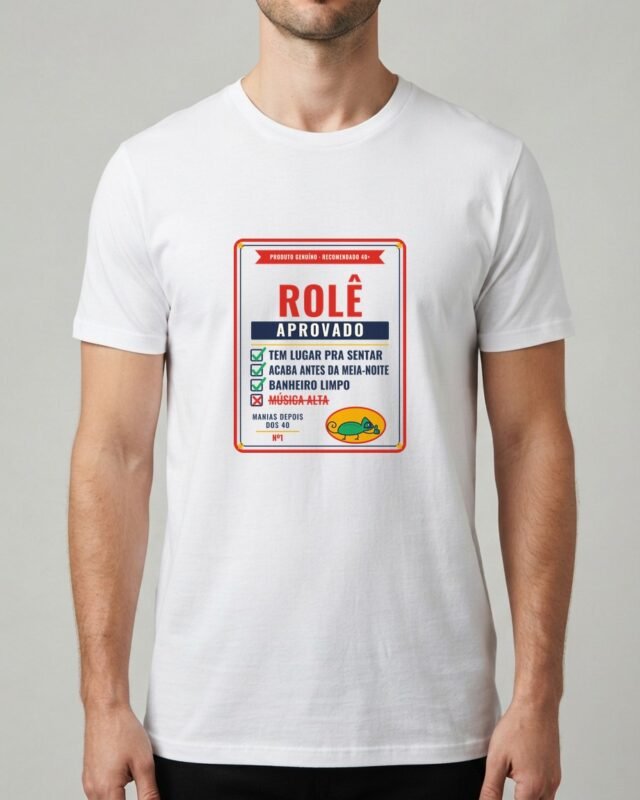 Camiseta Rolê Aprovado Tem Lugar pra Sentar Manias Depois dos 40 Rótulo Camaleão Unissex 100% Algodão, vestida em modelo masculino