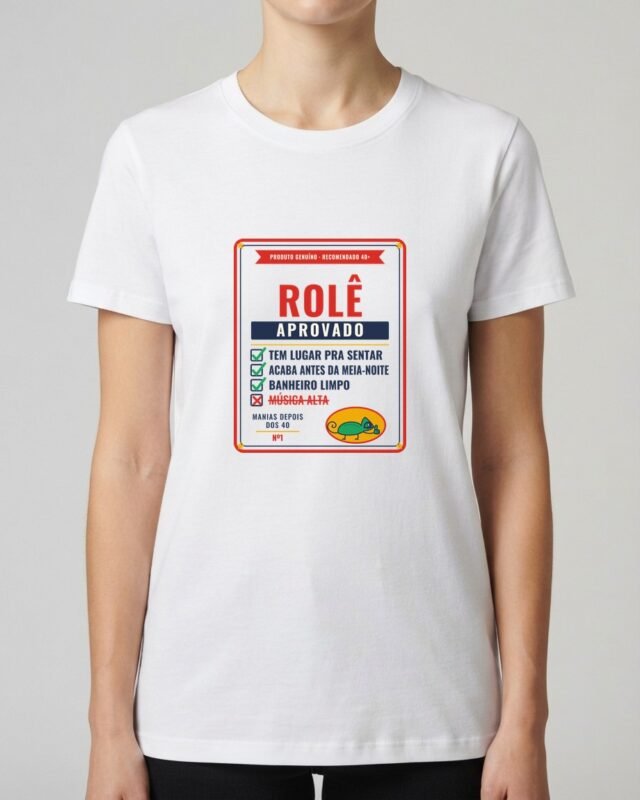 Camiseta Rolê Aprovado Tem Lugar pra Sentar Manias Depois dos 40 Rótulo Camaleão Unissex 100% Algodão, vestida em modelo feminina