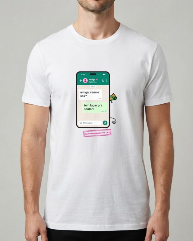 Camiseta Amiga Vamos Sair? Tem Lugar pra Sentar? WhatsApp Manias Depois dos 40 Camaleão Unissex 100% Algodão, vestida em modelo masculino