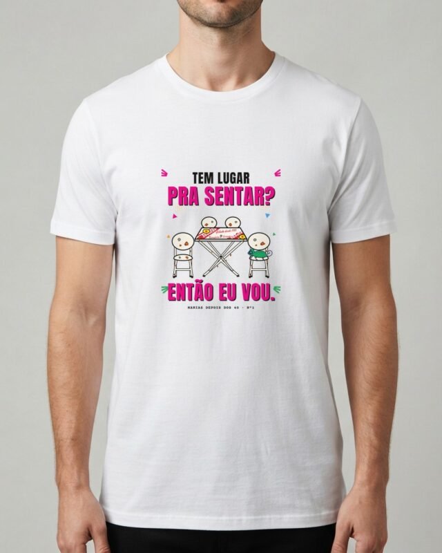 Camiseta Tem Lugar pra Sentar? Então Eu Vou Mesa de Boteco Manias Depois dos 40 Camaleão Unissex 100% Algodão, vestida em modelo masculino
