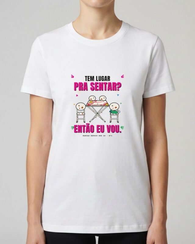 Camiseta Tem Lugar pra Sentar? Então Eu Vou Mesa de Boteco Manias Depois dos 40 Camaleão Unissex 100% Algodão, vestida em modelo feminina